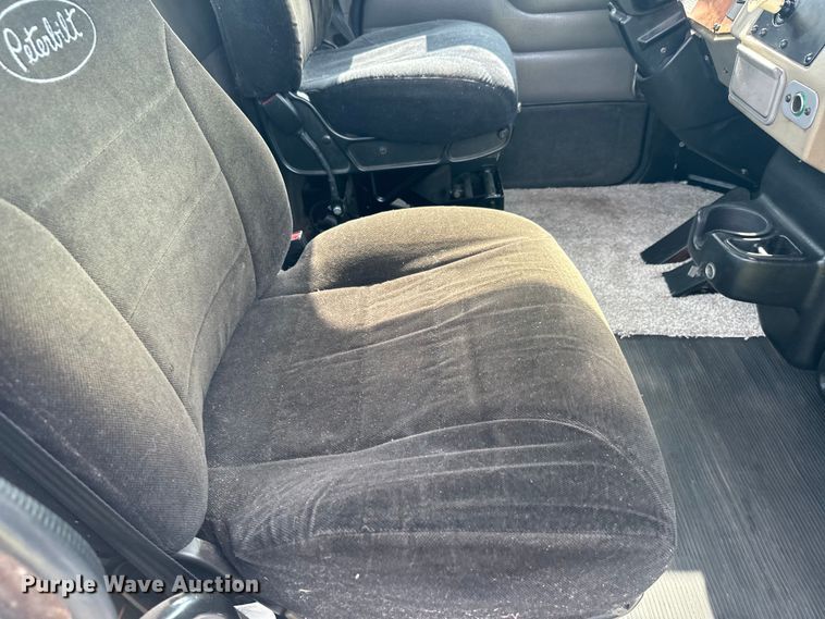 image for item DQ6776 2009 Peterbilt 340 truck cab and chassis