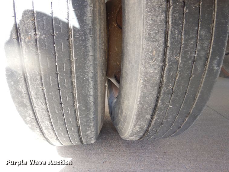 image for item DQ7071 2004 Wabash dry van trailer