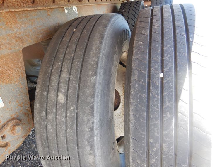 image for item DQ7077 2006 Utility dry van trailer