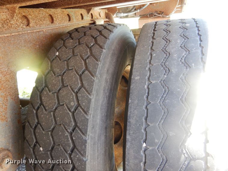 image for item DQ7077 2006 Utility dry van trailer