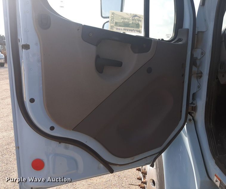 image for item DQ7112 2014 Freightliner  Business Class M2 flatbed truck