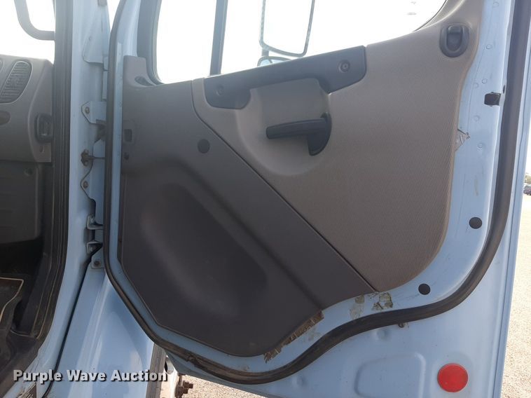 image for item DQ7112 2014 Freightliner  Business Class M2 flatbed truck