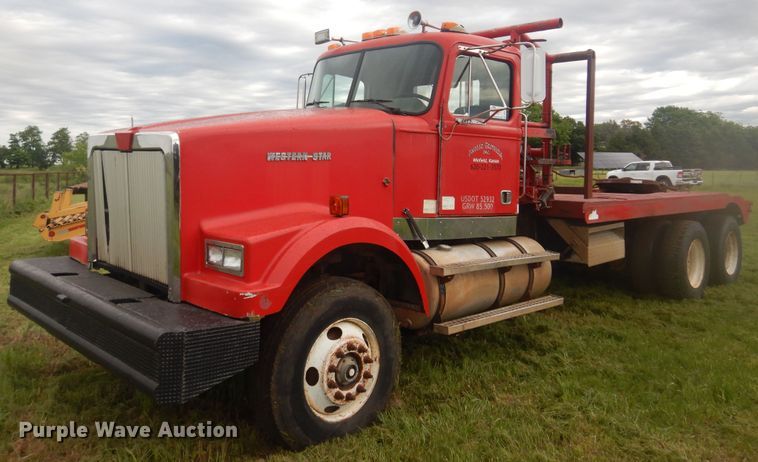 image for item DQ7114 1994 Western Star winch truck