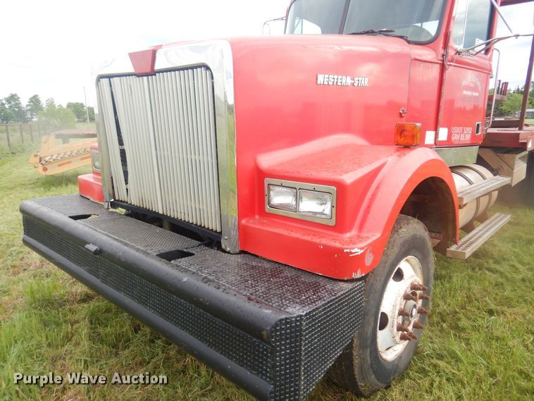 image for item DQ7114 1994 Western Star winch truck