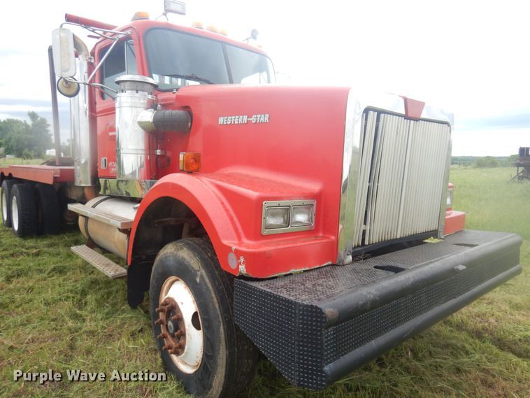 image for item DQ7114 1994 Western Star winch truck