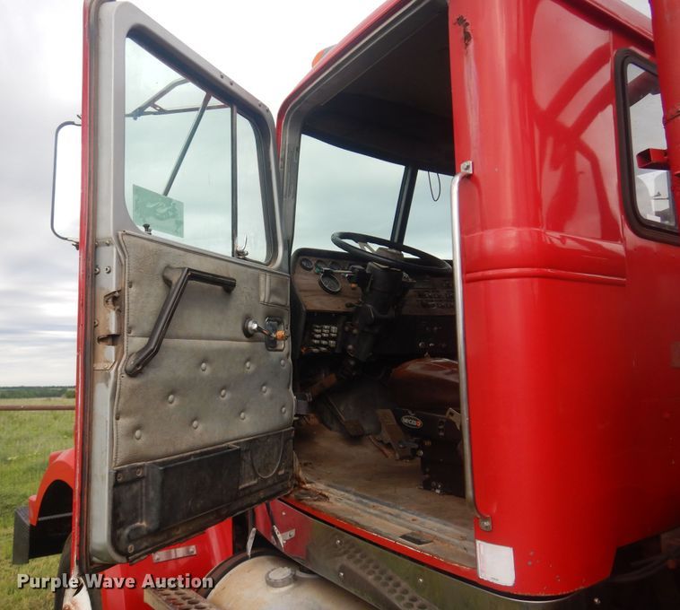 image for item DQ7114 1994 Western Star winch truck