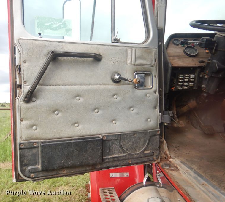 image for item DQ7114 1994 Western Star winch truck