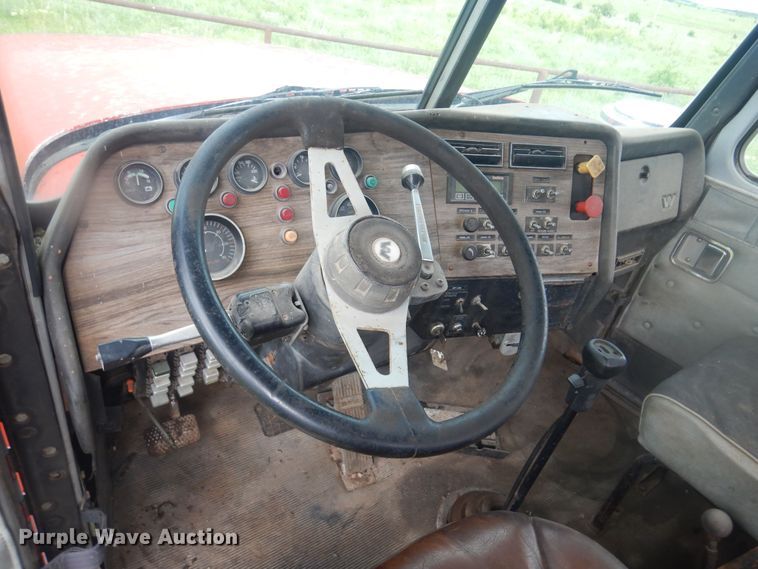 image for item DQ7114 1994 Western Star winch truck