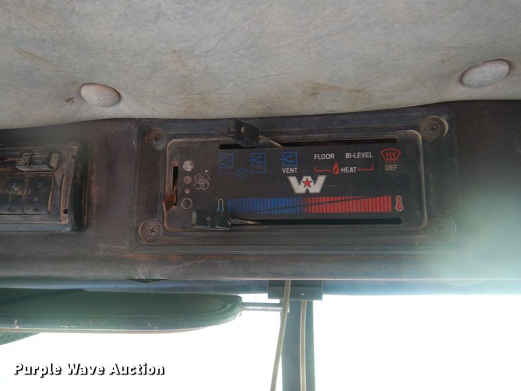 image for item DQ7114 1994 Western Star winch truck