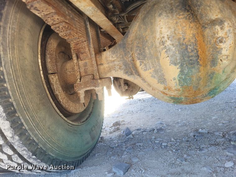 image for item DR4802 1992 International  4900 winch truck