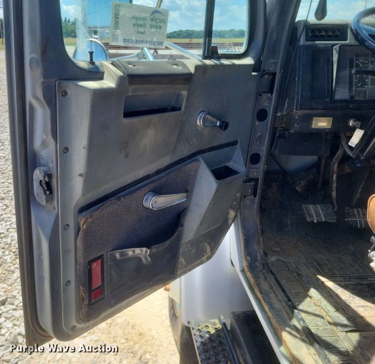 image for item DR4802 1992 International  4900 winch truck