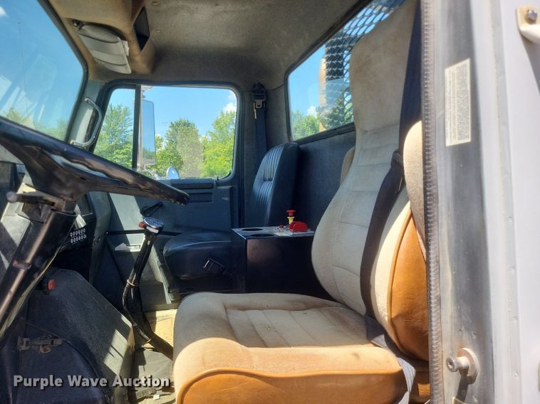 image for item DR4802 1992 International  4900 winch truck