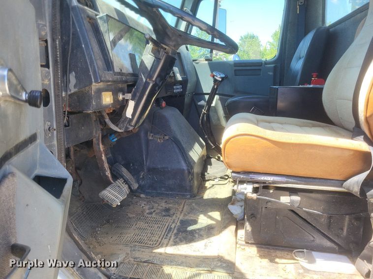 image for item DR4802 1992 International  4900 winch truck