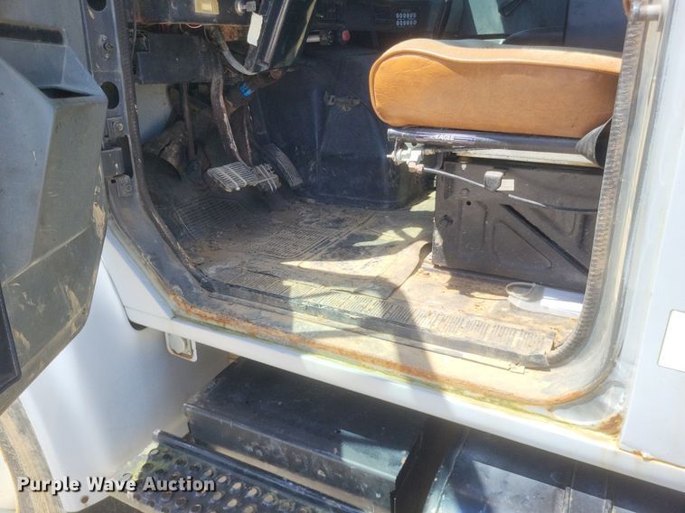 image for item DR4802 1992 International  4900 winch truck