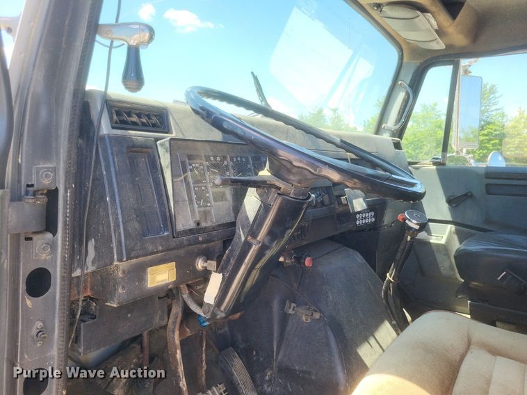 image for item DR4802 1992 International  4900 winch truck