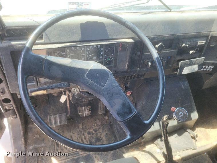 image for item DR4802 1992 International  4900 winch truck