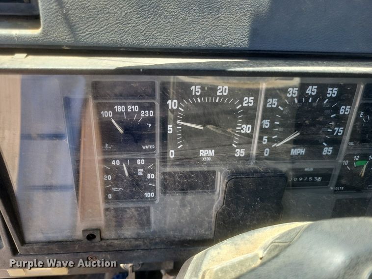 image for item DR4802 1992 International  4900 winch truck