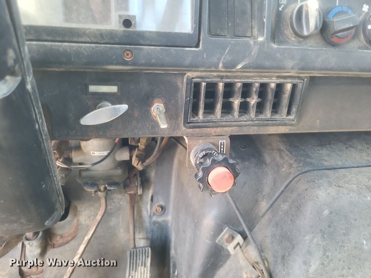 image for item DR4802 1992 International  4900 winch truck