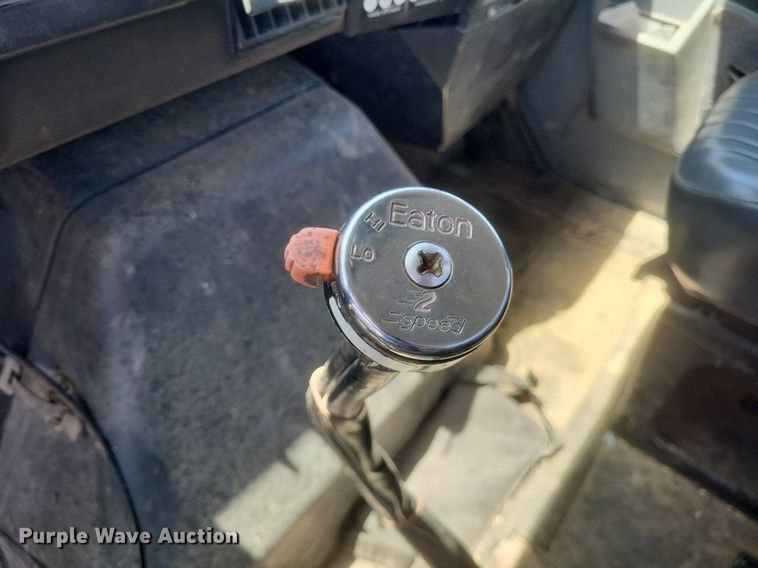 image for item DR4802 1992 International  4900 winch truck