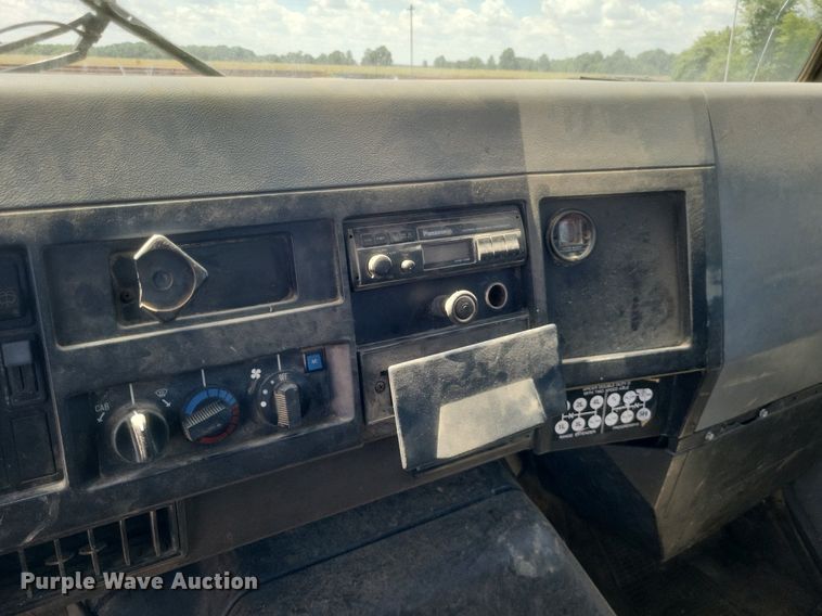 image for item DR4802 1992 International  4900 winch truck