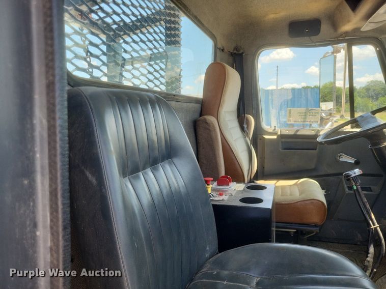 image for item DR4802 1992 International  4900 winch truck