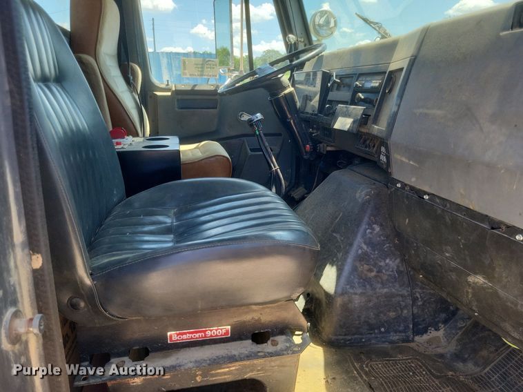 image for item DR4802 1992 International  4900 winch truck