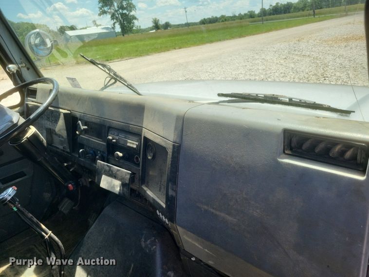 image for item DR4802 1992 International  4900 winch truck