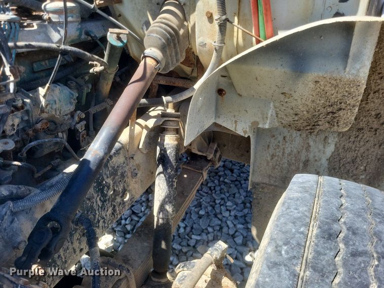 image for item DR4802 1992 International  4900 winch truck