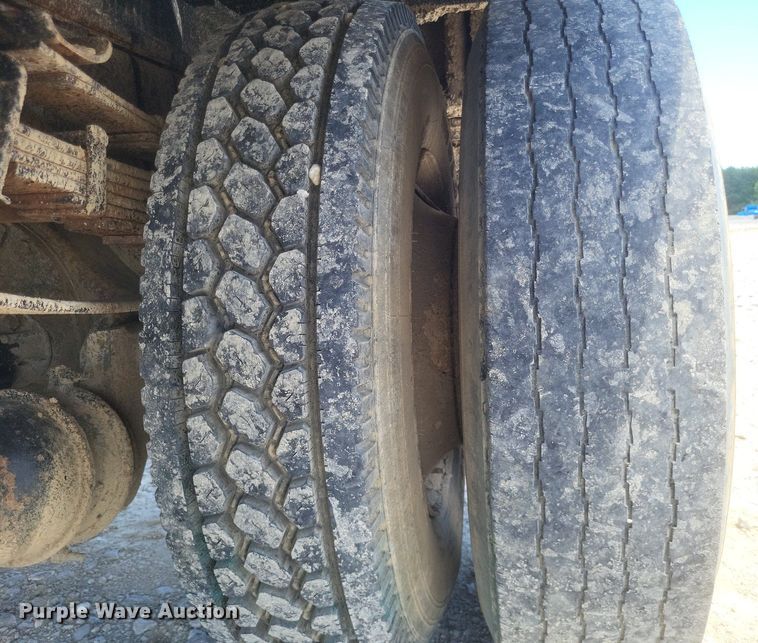 image for item DR4802 1992 International  4900 winch truck