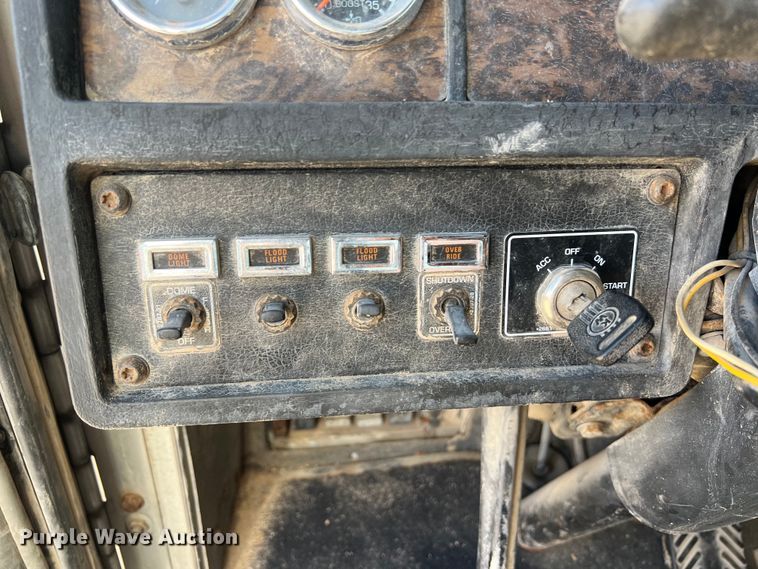 image for item DS3071 1998 Kenworth  W900 semi truck