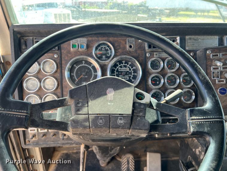 image for item DS3071 1998 Kenworth  W900 semi truck