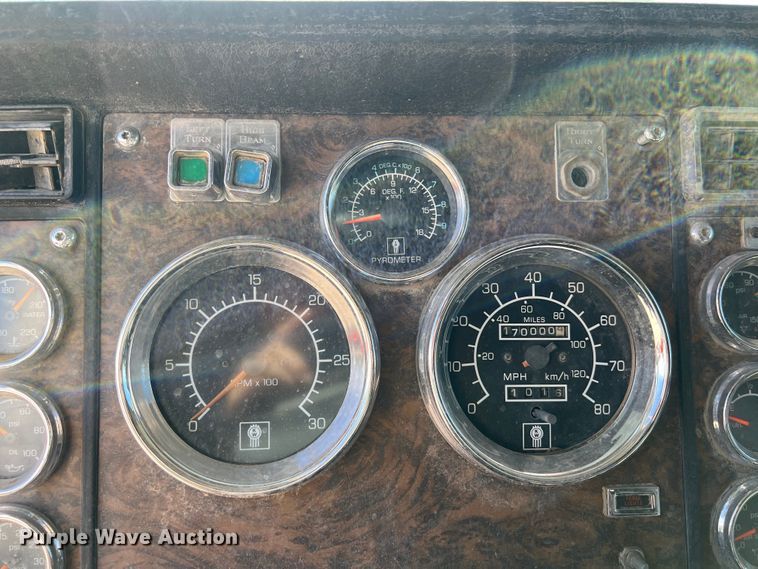 image for item DS3071 1998 Kenworth  W900 semi truck