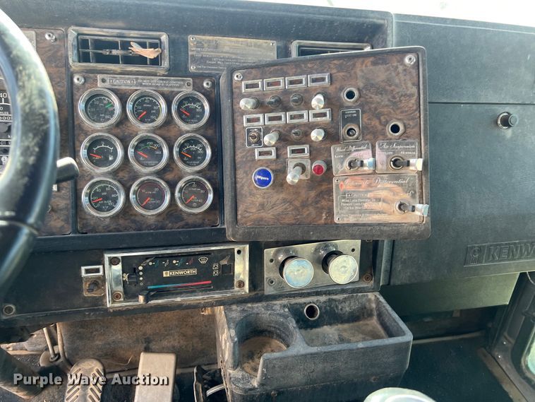 image for item DS3071 1998 Kenworth  W900 semi truck