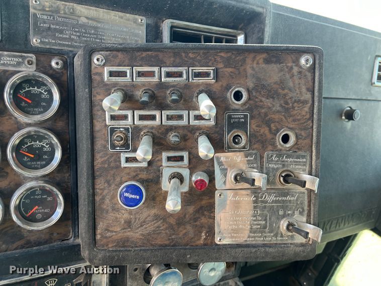 image for item DS3071 1998 Kenworth  W900 semi truck