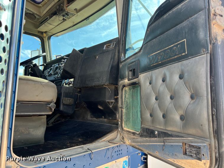 image for item DS3071 1998 Kenworth  W900 semi truck