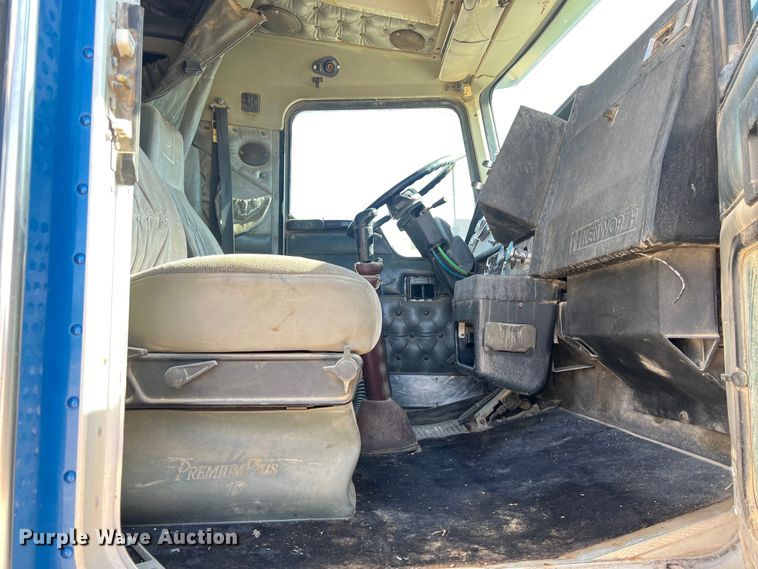 image for item DS3071 1998 Kenworth  W900 semi truck