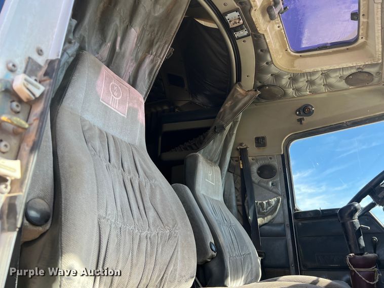 image for item DS3071 1998 Kenworth  W900 semi truck