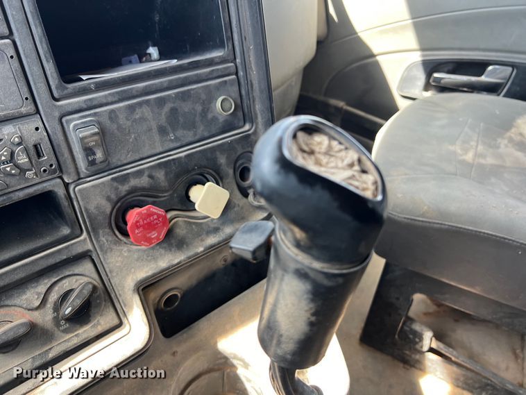 image for item DS3072 2013 International  ProStar Plus semi truck