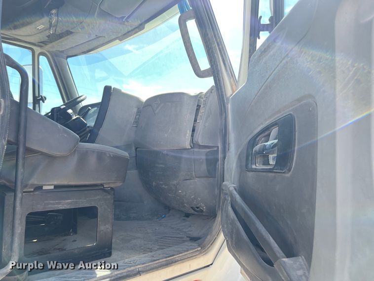 image for item DS3072 2013 International  ProStar Plus semi truck