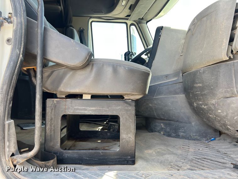 image for item DS3072 2013 International  ProStar Plus semi truck