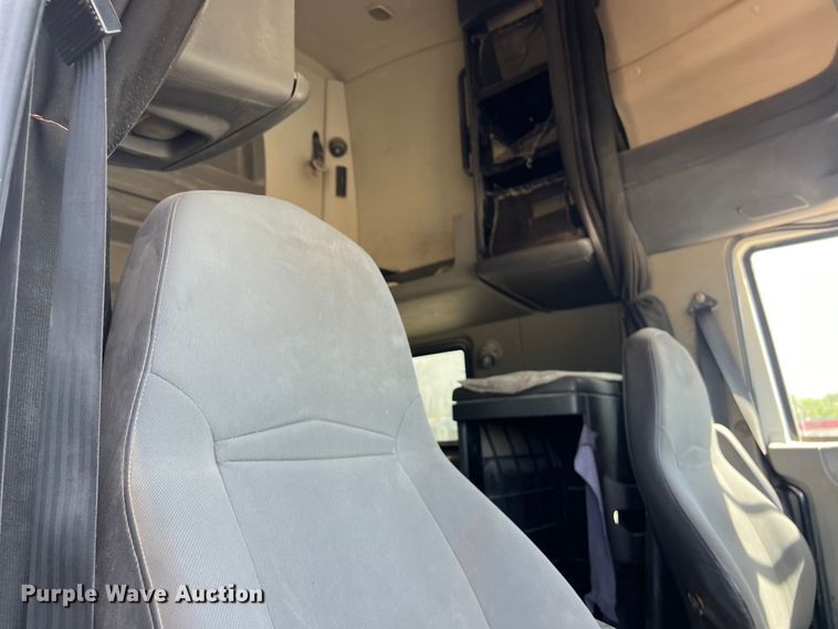 image for item DS3072 2013 International  ProStar Plus semi truck