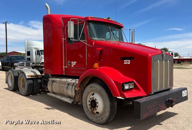 image for item DS3073 2000 Kenworth   T800 semi truck