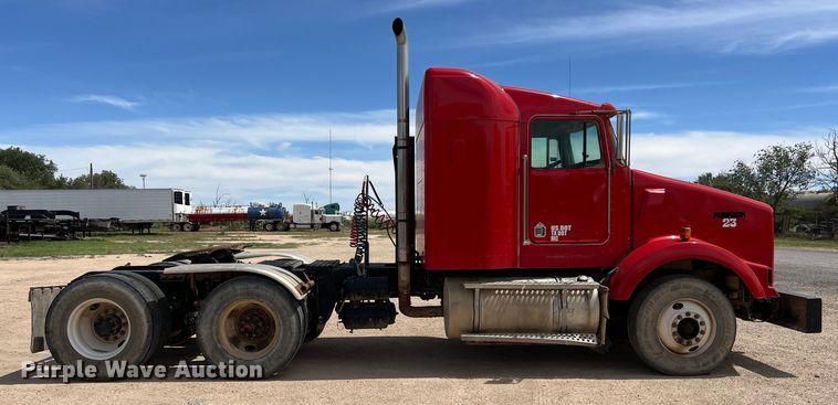 image for item DS3073 2000 Kenworth   T800 semi truck