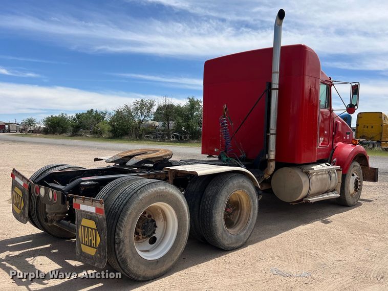 image for item DS3073 2000 Kenworth   T800 semi truck