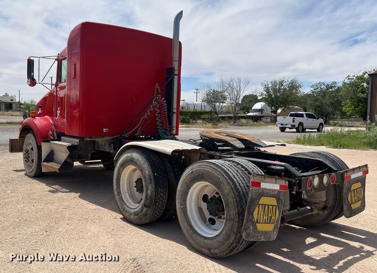image for item DS3073 2000 Kenworth   T800 semi truck