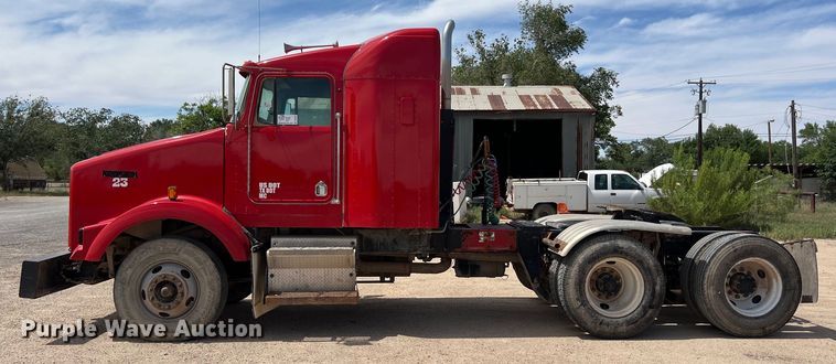 image for item DS3073 2000 Kenworth   T800 semi truck