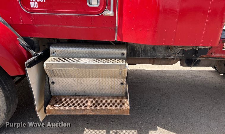 image for item DS3073 2000 Kenworth   T800 semi truck