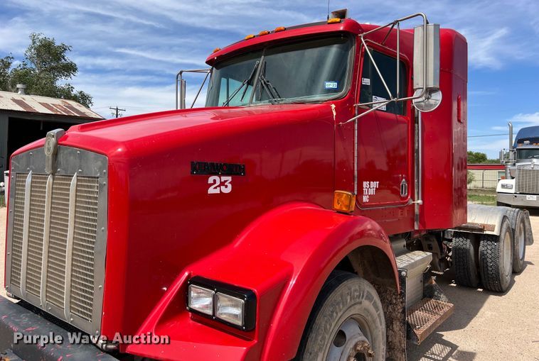 image for item DS3073 2000 Kenworth   T800 semi truck