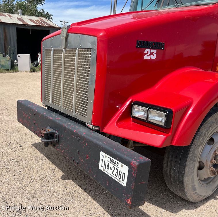 image for item DS3073 2000 Kenworth   T800 semi truck