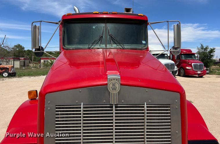 image for item DS3073 2000 Kenworth   T800 semi truck